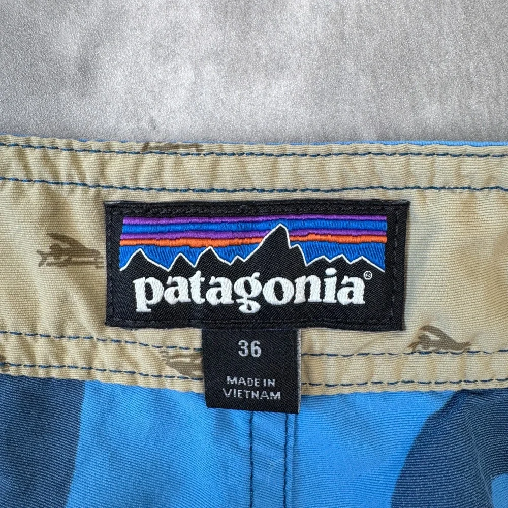 Patagonia Wavefarer Board Shorts Mens 36 Blue Floral Hibiscus Swim Trunks Surf